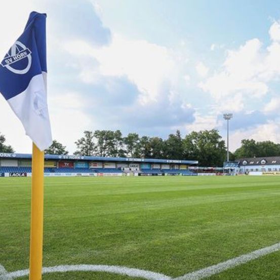 Bild enthält, Flag, Field, Architecture, Building