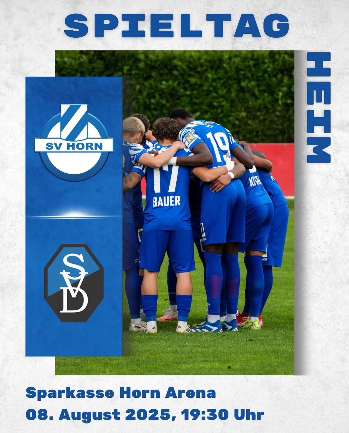 Eine Fußballmannschaft in blauen Trikots, SV Horn, versammelt sich für ein Huddle auf dem Feld. Die Trikots der Spieler zeigen Nummern wie 17 und 19.