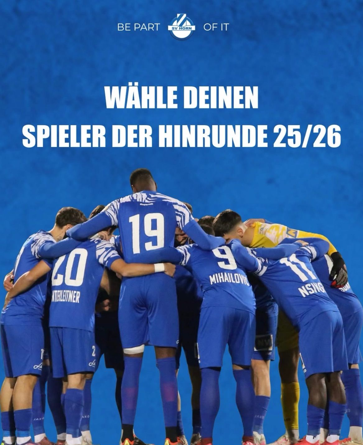 Eine Gruppe von Fußballspielern in blauen Trikots versammelt sich. Sie bereiten sich auf das 25./26. Spiel der Saison vor. Das Bild zeigt einen blauen Hintergrund mit dem Text 'WÄHLE DEINEN SPIELER DER HINRUNDER 25/26'. Die Trikots der Spieler haben Nummern darauf.