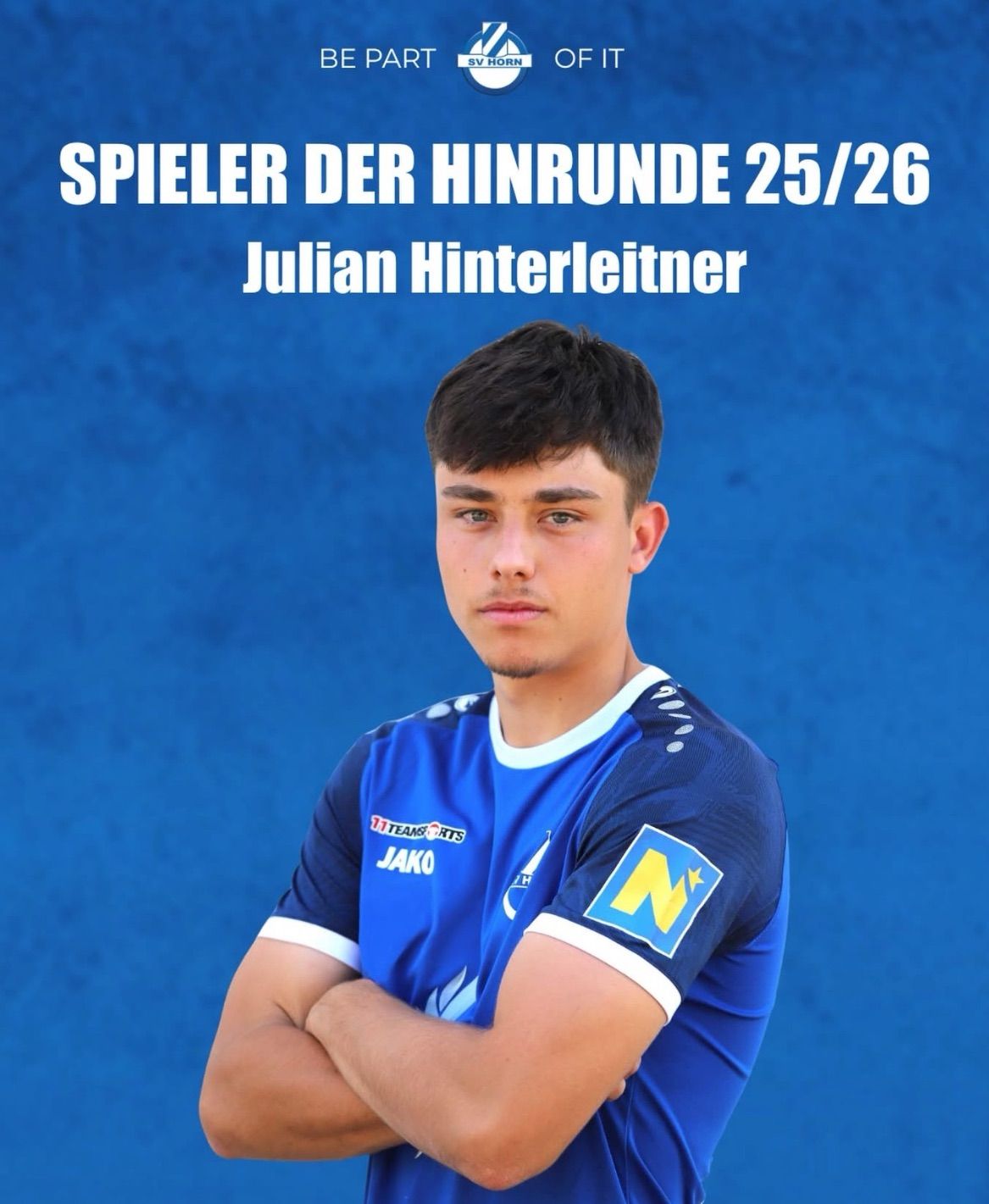 Ein blauer Hintergrund zeigt oben den Satz 'SPIELER DER HINRUNDE 25/26'. Darunter steht der Name 'Julian Hinterleitner'. Die Person im Bild trägt ein blaues Trikot mit weißen Säumen und einem Logo am rechten Arm und sieht direkt in die Kamera.