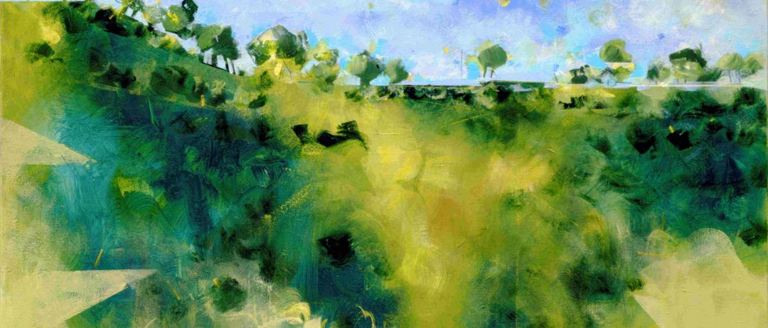 Ein abstraktes Gemälde, das eine üppige grüne Landschaft mit Hügeln und Bäumen unter einem blauen Himmel mit Wolken darstellt. Der Vordergrund zeigt dicke Pinselstriche in leuchtendem Grün und Gelb.