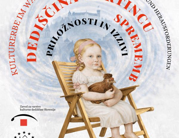 Ein junges Mädchen sitzt auf einem Holzstuhl und hält ein Huhn, umgeben von einem kreisförmigen Design mit Text in einer fremden Sprache.
