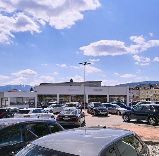 Bild enthält, Car, Car Dealership, Transportation, Vehicle, Outdoors, Machine, Wheel, Parking Lot, Aerial View