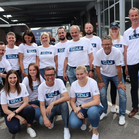 Bild enthält, People, Person, T-Shirt, Pants, Groupshot, Adult, Female, Woman, Male, Man