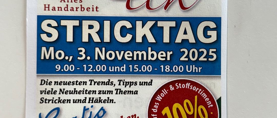 Werbeplakat für den Stricktag von Ritas Eck am 3. November 2025. Kostenloser Kaffee und Snacks. Geöffnet von 9 Uhr bis 12 Uhr und 15 Uhr bis 18 Uhr. Adresse: 7423 Pinkafeld, Bruckgasse 11. Kontakt: 03357/43677 oder office@ritas-eck.at.
