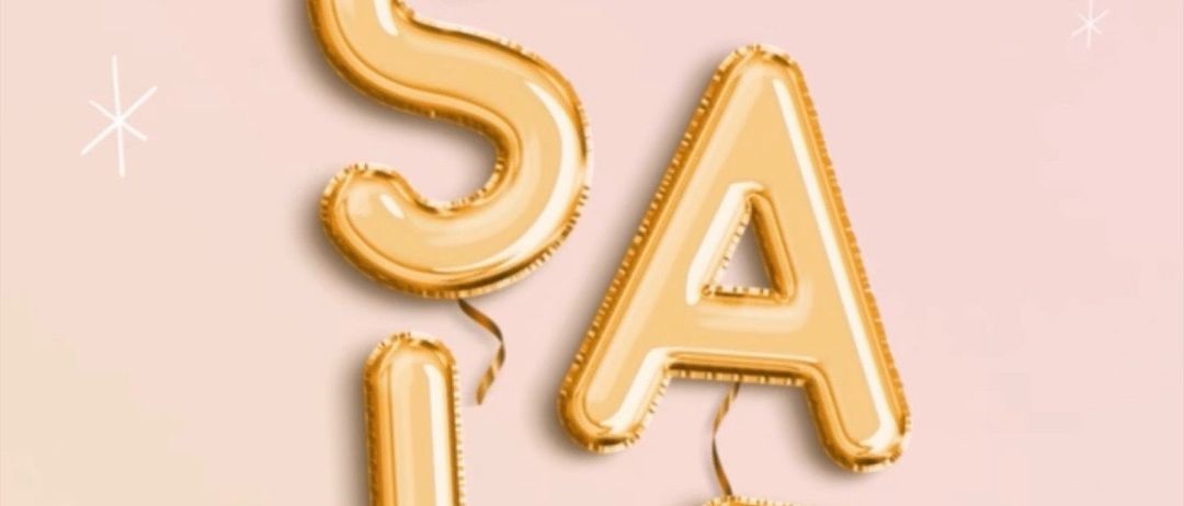 Goldene Folienballons mit der Aufschrift SALE. Bis zu 70% Rabatt über den Ballons auf rosa Hintergrund mit weißen Sternen.