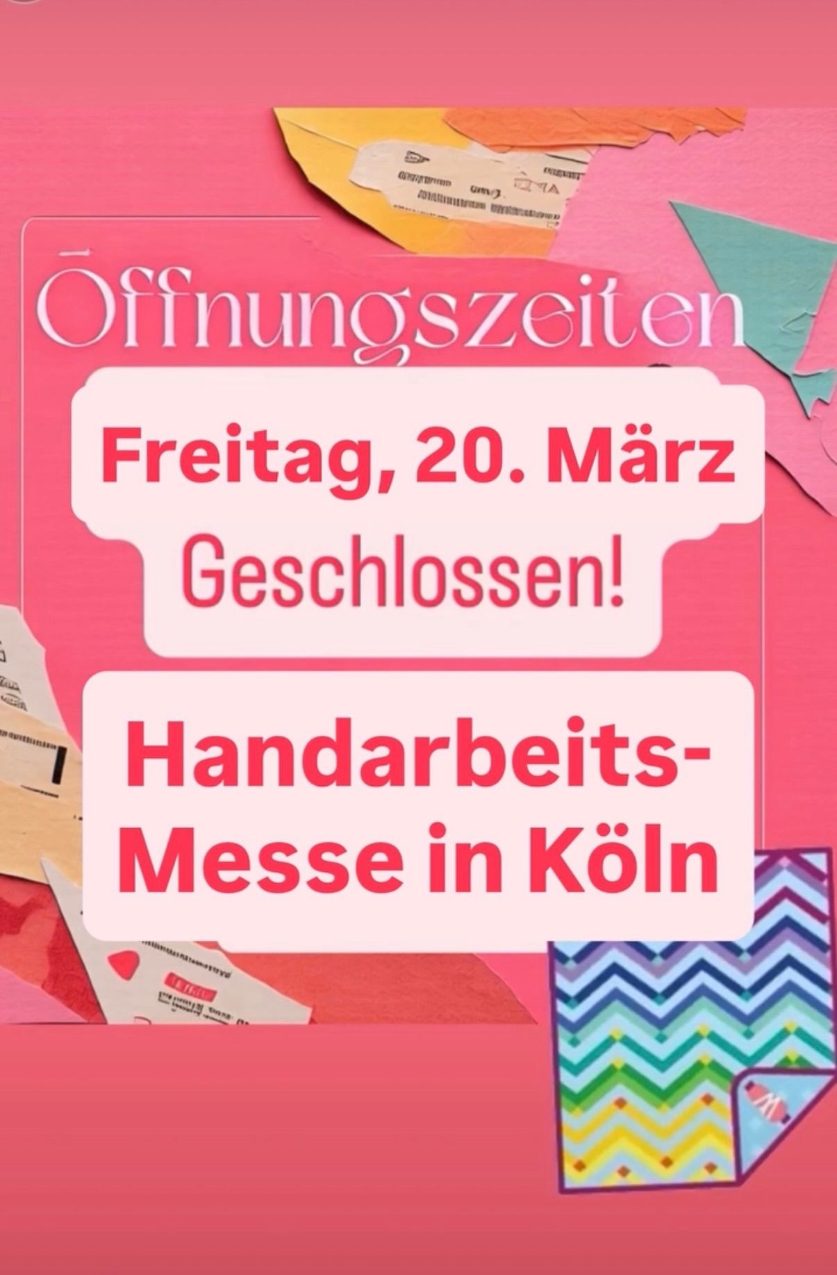 Ein Poster mit rosa Hintergrund zeigt Öffnungszeiten. Es steht 'Geöffnet! Freitag, 20. März.' Darunter ein Schild mit 'Handarbeits-Messe in Köln.' Papiere und bunte Formen sind herum verstreut.
