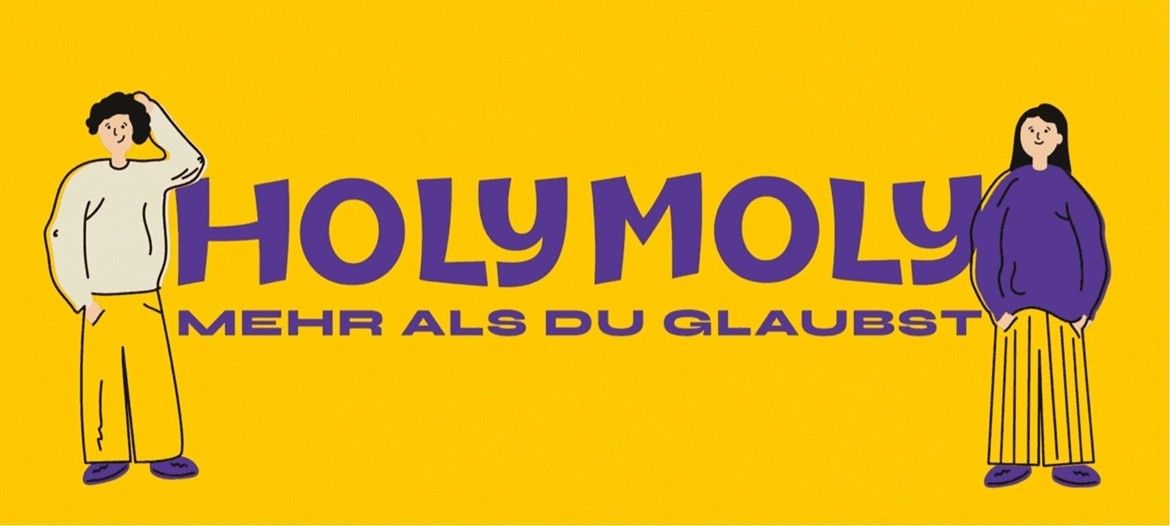 Ein gelber Plakat mit fetter purpurner Schrift, die HOLY MOLY steht. Darunter steht in kleinerer Schrift MEHR ALS DU GLAUBST.