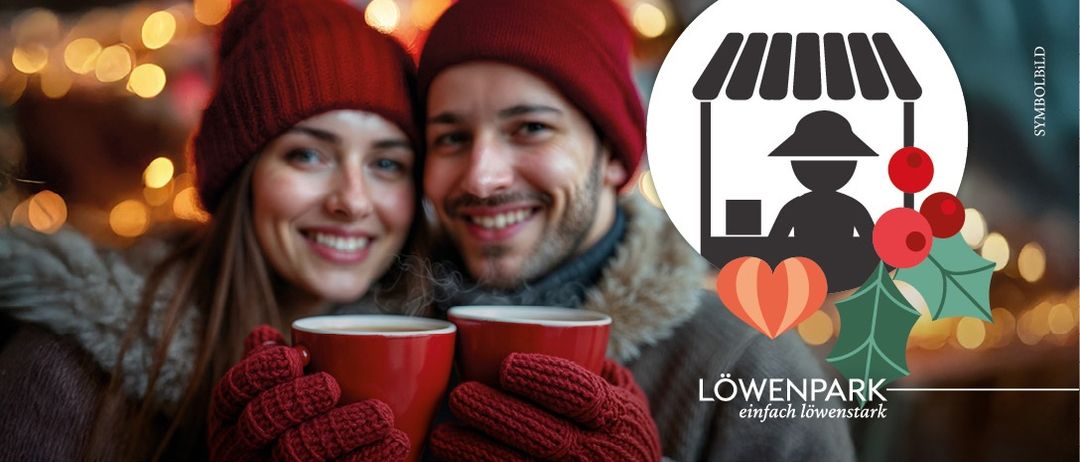 Ein lächelndes Paar mit roten Tassen, in Winterkleidung und Mützen, vor einem Hintergrund mit Weihnachtsmarktstand.