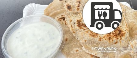 Ein weißer Teller enthält drei Tortillas und eine Schüssel mit cremiger Dip. Ein rundes Logo mit einem Lastwagen und Besteck befindet sich oben rechts.