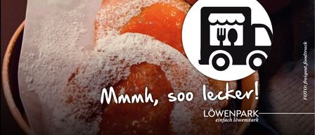Bild eines Gebäcks, das mit Puderzucker bestreut ist. In der Ecke befindet sich ein LKW-Logo mit der Aufschrift 'Mmmh, soo lecker!' und 'Löwenpark-einfach lowenstark.'