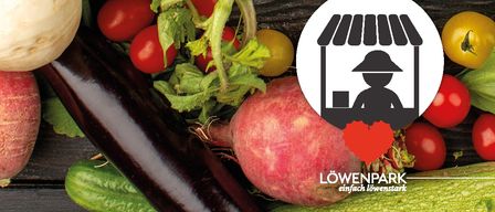 Frische Gemüse auf einer Holzoberfläche, einschließlich Tomaten, Gurken und Rüben. Eine Illustration eines Marktstandes mit einem Verkäufer. Der Markenname ist Löwenpark.