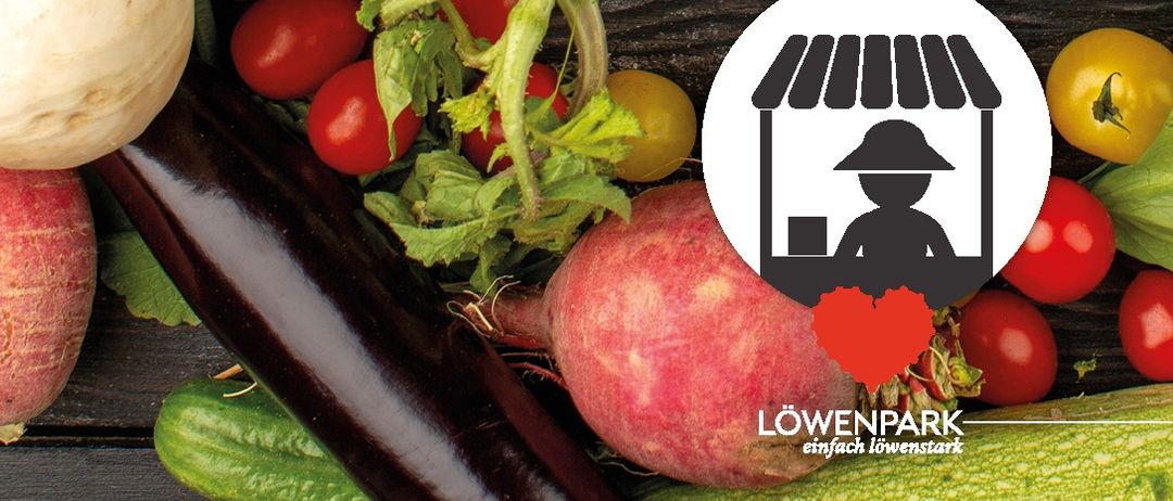 Frische Gemüse auf einer Holzoberfläche, einschließlich Tomaten, Gurken und Rüben. Eine Illustration eines Marktstandes mit einem Verkäufer. Der Markenname ist Löwenpark.