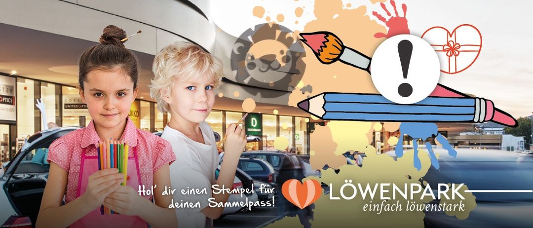 Zwei Kinder stehen vor einem Geschäft und halten Stifte in der Hand. Eines hält eine Sammlung von Buntstiften und das andere einen Stempel. Der Hintergrund ist mit Illustrationen eines Löwen, eines Pinsels und eines Bleistifts verziert.