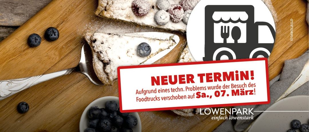 Ein Holzschneidebrett zeigt ein Blaubeerdessert, begleitet von einem Löffel und einer Schüssel mit Blaubeeren. Ein roter Banner kündigt einen neuen Termin für den Besuch des Food Trucks an.