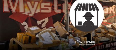 Ein Stapel von Kartons mit dem Logo von Mystore und einem Symbol einer Person mit Hut.