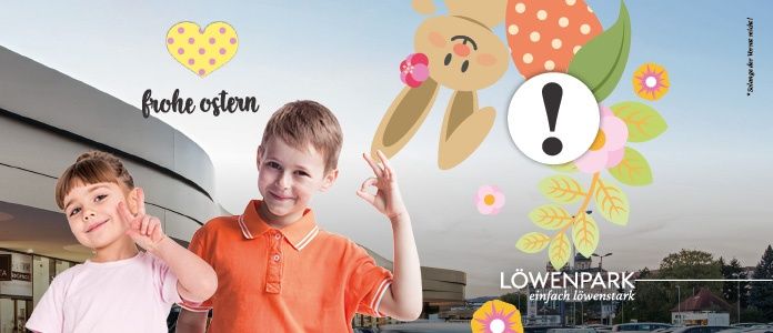 Zwei junge Jungen lächeln und posieren für ein Foto vor einem Gebäude mit dem Text 'frohe ostern' und einer Osterhasen-Illustration.