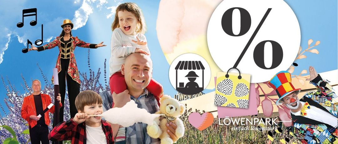 Eine Familie genießt einen Tag im Löwenpark, wobei ein Mann ein Kind auf seinen Schultern trägt, ein Junge Zuckerwatte isst und ein Mädchen auf seinen Schultern sitzt. Im Hintergrund sind ein 0%-Zeichen, ein Hut und Luftballons zu sehen.