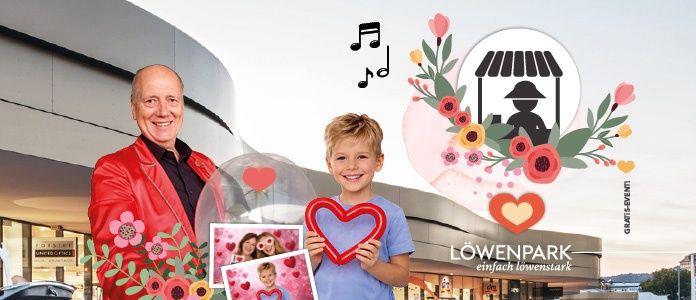Ein Mann in einem roten Mantel und ein Junge in einem blauen Shirt halten ein Herz vor einem Geschäft namens Loewenpark mit Musiknoten und Blumen im Hintergrund.