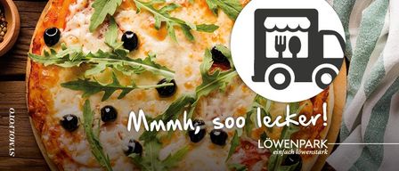 Eine Pizza mit Rucola, schwarzen Oliven und Käse belegt. In der Mitte befindet sich ein LKW-Symbol mit Gabel und Löffel. Unten steht 'Mmmh, soo lecker!'. Der Text 'Löwenpark einfach loewenastark' befindet sich unten rechts.