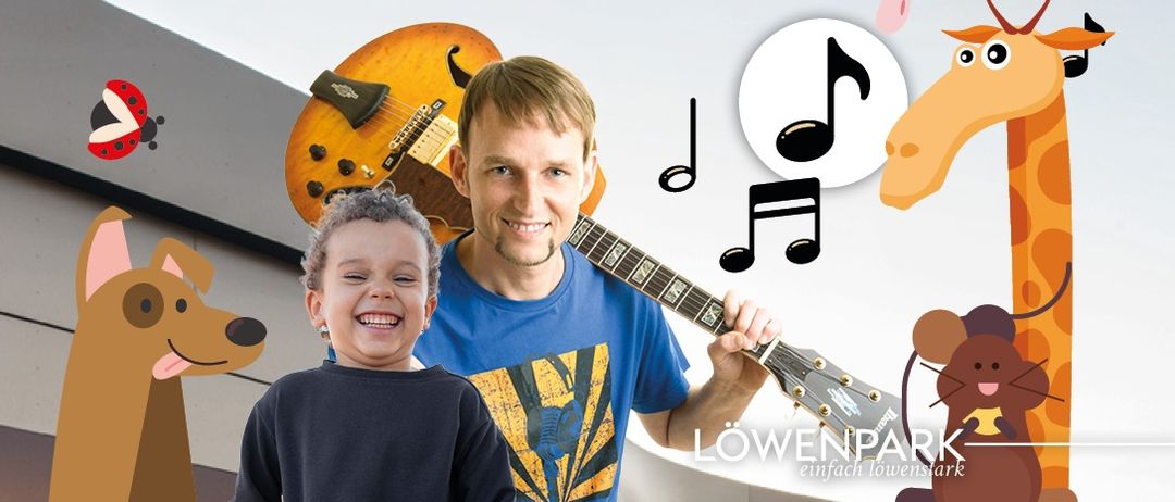 Ein Mann und ein junger Junge posieren mit einer Gitarre und lächeln. Musiknoten und gezeichnete Tiere schmücken den Hintergrund.
