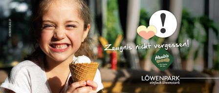 Ein Mädchen, das fröhlich einen Eisbecher mit der Aufschrift 'Zeugnis nicht vergessen' und einem Logo am unteren Rand hält.
