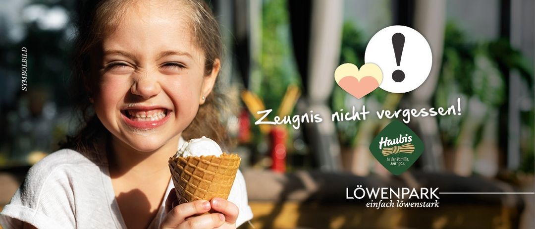 Ein Mädchen, das fröhlich einen Eisbecher mit der Aufschrift 'Zeugnis nicht vergessen' und einem Logo am unteren Rand hält.