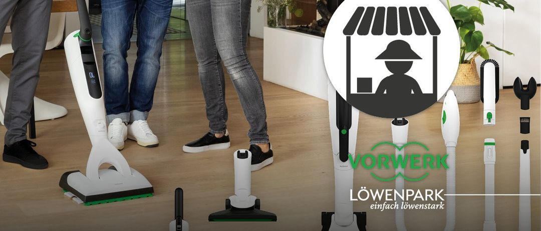 Zwei Personen stehen in einem Raum mit Holzböden und benutzen einen Vorwerk-Staubsauger. Der Staubsauger hat ein grünes und weißes Design. Ein Logo mit einer Person in einem Hut befindet sich auf der rechten Seite.