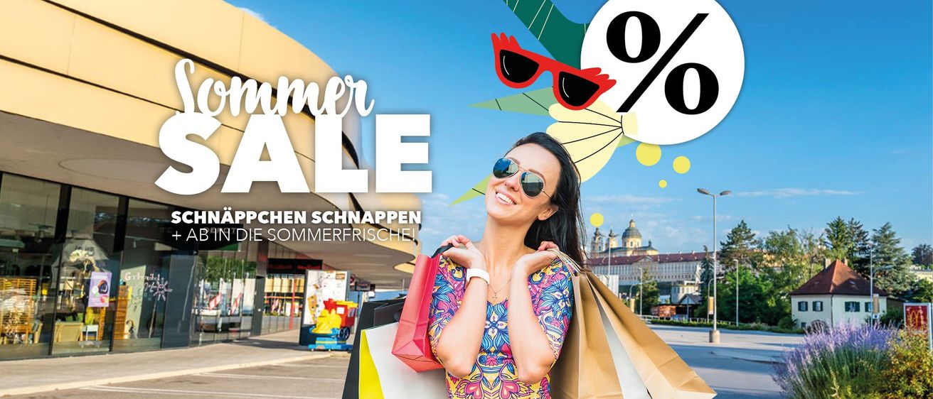 Eine Frau in Sonnenbrille hält Einkaufstüten vor einem Geschäft mit einem großen Schild, das einen Sommerverkauf ankündigt. Der Himmel ist blau mit ein paar Wolken.