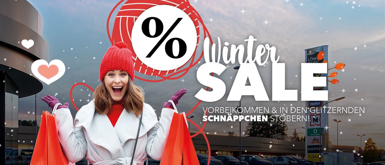 Eine lächelnde Frau in Winterkleidung hält rote Einkaufstüten vor einem Geschäft mit einem Winter Sale Schild und einem %-Symbol.