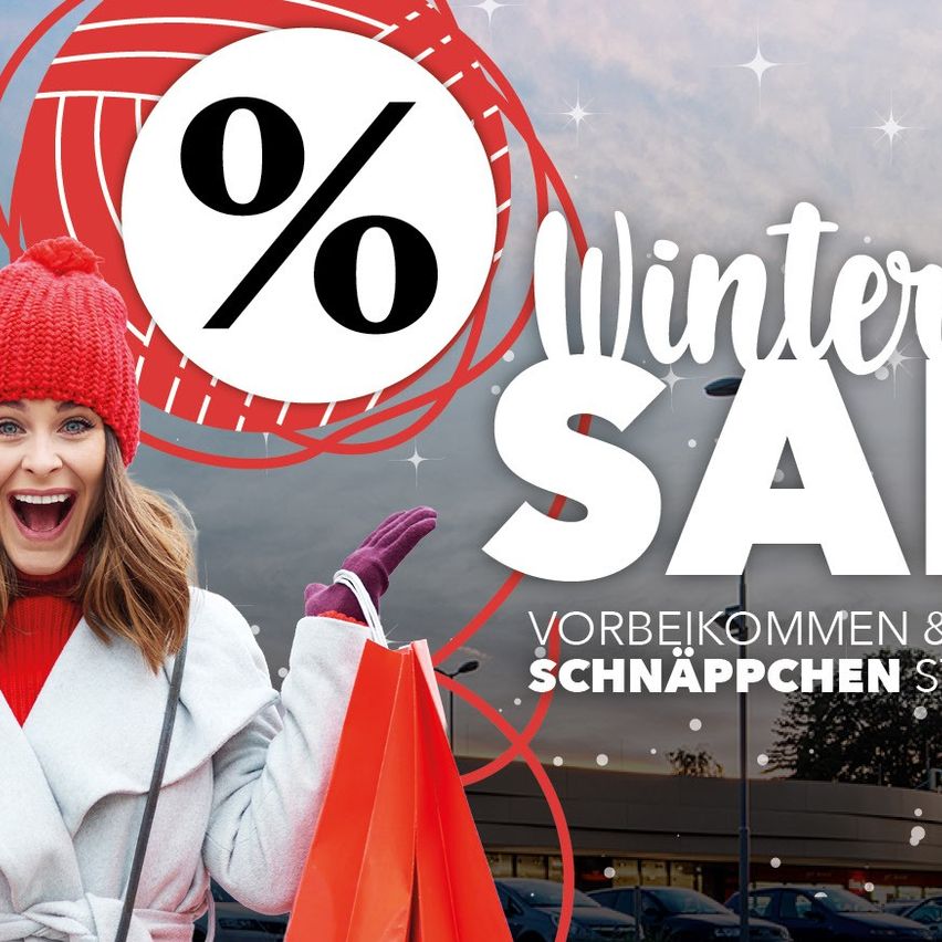 Eine lächelnde Frau in Winterkleidung hält rote Einkaufstüten vor einem Geschäft mit einem Winter Sale Schild und einem %-Symbol.