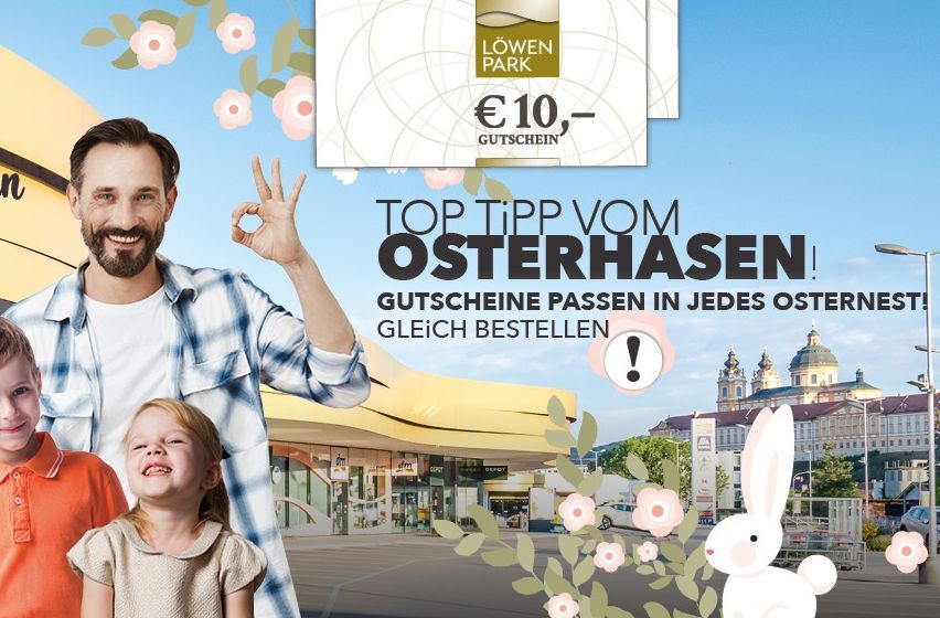 Ein Mann und zwei Kinder stehen vor einem Gebäude. Der Mann macht ein Friedenszeichen. Der Plakattext lautet 'Top Tipp von Osterhasen' und 'Gutscheine gelten jedes Ostern'. Das Bild ist hell und fröhlich.