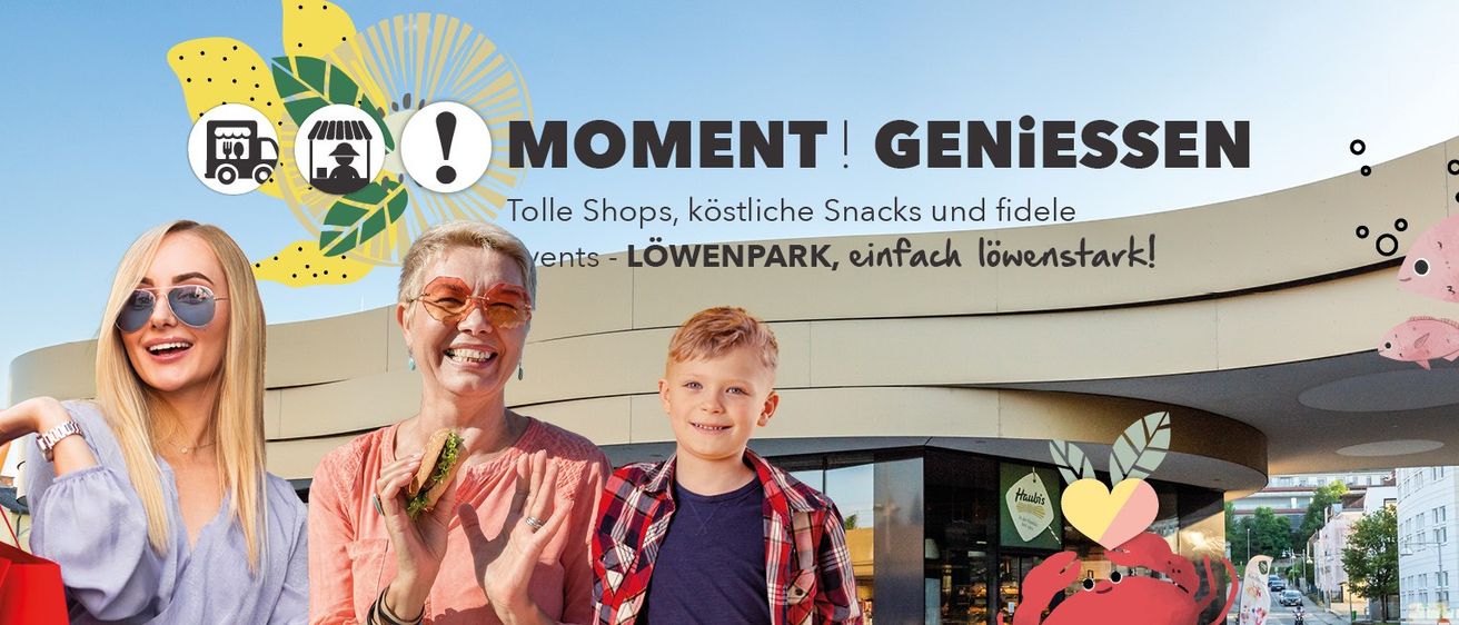 Eine Werbung für Moment Genisses, die eine Frau und einen Jungen vor einem Geschäft zeigt. Die Frau lächelt, hält ein Sandwich und der Junge trägt ein kariertes Hemd. Hinter ihnen steht ein Schild mit dem Namen des Geschäfts, Löwenpark.