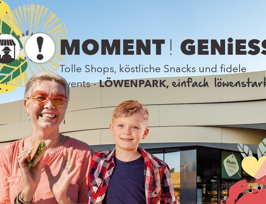 Eine Werbung für Moment Genisses, die eine Frau und einen Jungen vor einem Geschäft zeigt. Die Frau lächelt, hält ein Sandwich und der Junge trägt ein kariertes Hemd. Hinter ihnen steht ein Schild mit dem Namen des Geschäfts, Löwenpark.