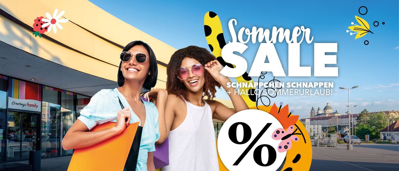 Zwei Frauen in Sonnenbrillen halten Einkaufstüten und lächeln unter dem Text 'Sommer Sale'. Eine trägt ein weißes Tanktop, die andere ein blaues Kleid. Ein gelbes Objekt mit schwarzen Punkten ist hinter ihnen.
