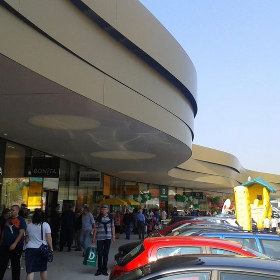 Bild enthält, Shopping Mall, City, Person, Walking, Urban, Building, Car, Handbag, Street, Wheel