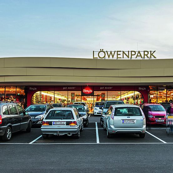Bild enthält, Architecture, Building, Car, Vehicle, Person, Machine, Wheel, Shopping Mall, Bicycle, Parking Lot