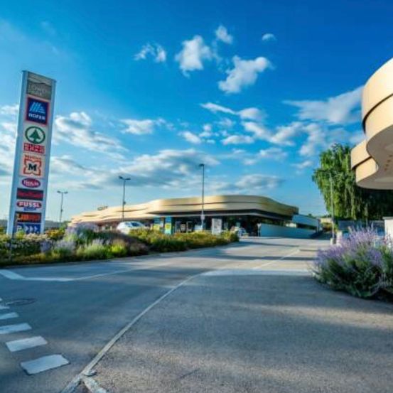 Bild enthält, City, Road, Street, Urban, Shop, Shopping Mall, Tarmac, Outdoors