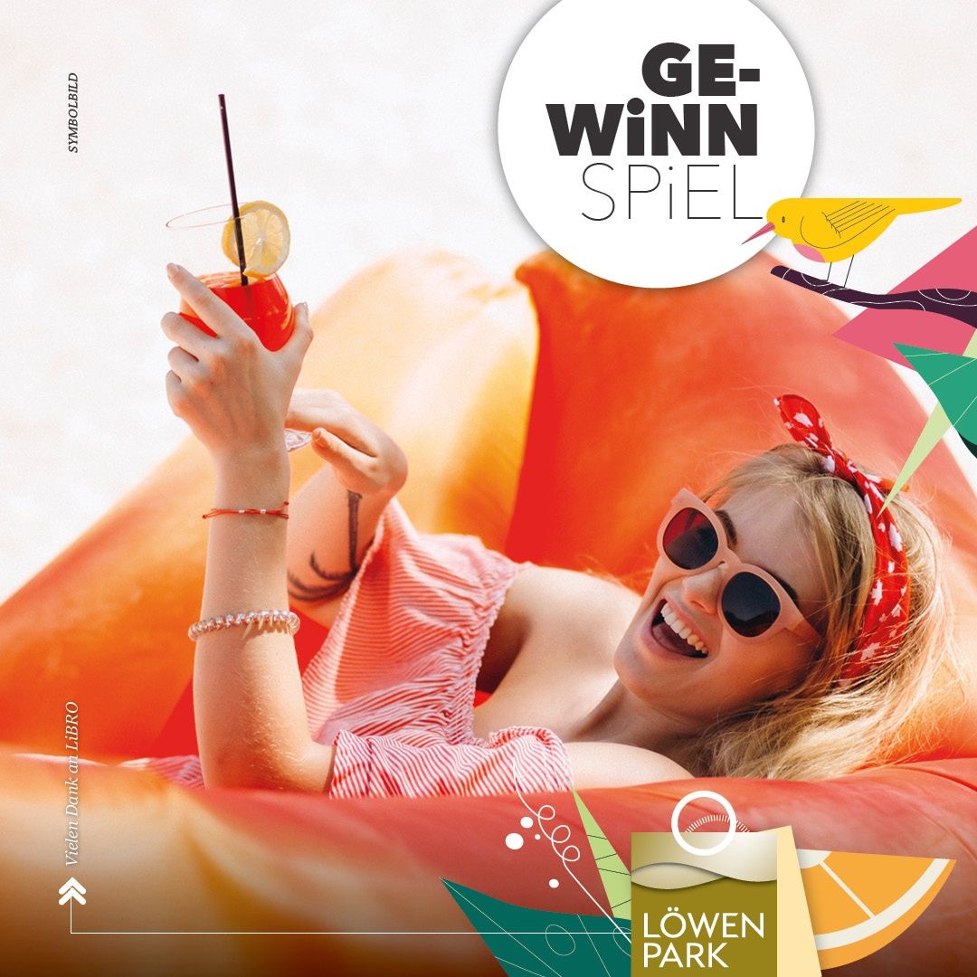 Eine Frau liegt auf einem orangefarbenen aufblasbaren Liegestuhl, hält ein Getränk mit einer Zitronenscheibe und trägt eine Sonnenbrille und ein rotes Kopftuch, mit einem Logo für ein Spiel und einem Einkaufsbeutel.