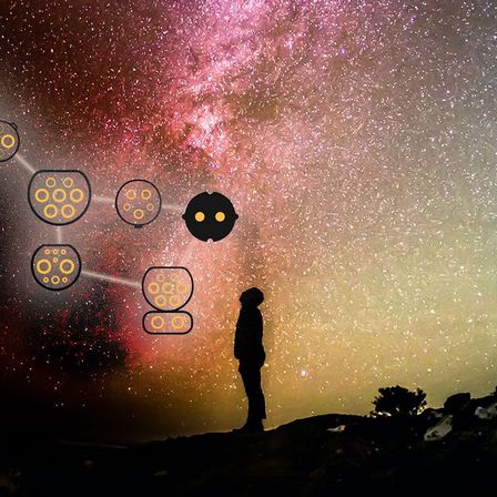 Eine Silhouette einer Person steht vor einem Hintergrund der Milchstraße, mit kreisförmigen Symbolen und einer gesichtsähnlichen Struktur im Vordergrund.