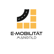 Das Bild zeigt das Logo von E-Mobilitat Mangold. Es besteht aus einer stilisierten Straße mit einer Kurve, die aus gelben Quadraten zusammengesetzt ist, auf einem weißen Hintergrund. Der Text E-MOBILITÄT MANGOLD darunter ist in einer fetten, serifenlosen Schrift.