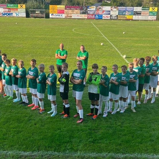 Bild enthält, People, Person, Ball, Football, Soccer, Soccer Ball, Sport, Groupshot