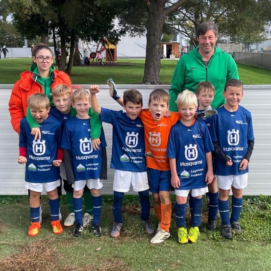 Bild enthält, People, Person, Grass, Adult, Male, Man, Jacket, Boy, Child, Groupshot