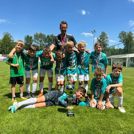 Bild enthält, People, Person, Boy, Child, Male, Grass, Groupshot, Bicycle, Soccer Ball, Shoe