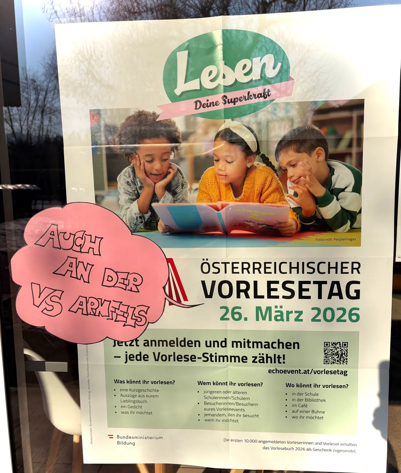 Plakat für den Österreichischen Vorlesetag am 26. März 2026. Zeigt Kinder beim Lesen von Büchern und lädt zur Teilnahme und Abstimmung ein. Enthält Kontaktinformationen und einen QR-Code.