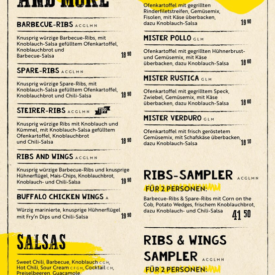 Das Menü bietet verschiedene Fleischgerichte wie Barbecue-Ribs, Spare-Ribs und Ribs und Wings, jeweils mit verschiedenen Saucen. Es gibt auch einen Ribs Sampler für zwei Personen und eine Auswahl an Buffalo Chicken Wings. Das Menü listet auch verschiedene Salsa-Optionen auf.