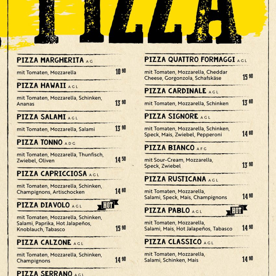 Ein Menü zeigt verschiedene Pizza-Optionen mit ihren Zutaten und Preisen. Pizza Margherita und Pizza Quattro Formaggi kosten 10,90 und 15,90 Euro. Andere Pizzen umfassen Hawaii, Salami, Tonn, Capricciosa, Diavolo, Calzone und Serrano, jeweils mit einzigartigen Belägen und Preisen.