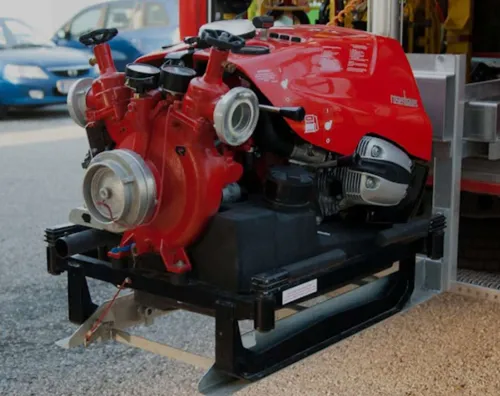 Eine rote Pumpe mit schwarzen und silbernen Akzenten ist auf einem schwarzen Metallrahmen montiert.