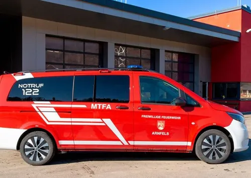 Ein rotes und weißes MTFA-Fahrzeug mit der Nummer 122 vor einem Gebäude geparkt.