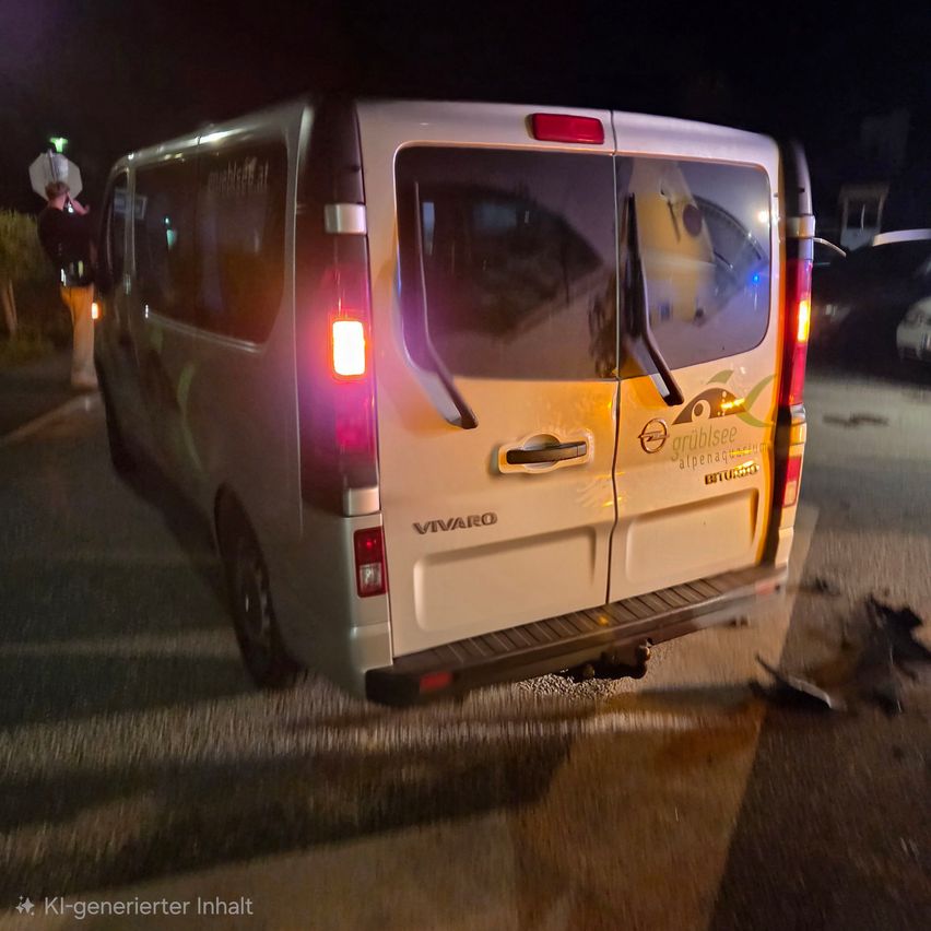 Die Rückseite eines weißen Vivaro-Vans ist nachts am Straßenrand geparkt. Er war in einen Unfall verwickelt.